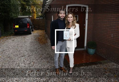 Hilversum 16 november 2020
Heleen v Royen met haar nieuwe boek en vriend Bart Meeldijk bij hun huis.