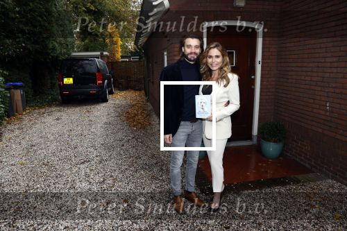 Hilversum 16 november 2020
Heleen v Royen met haar nieuwe boek en vriend Bart Meeldijk bij hun huis.