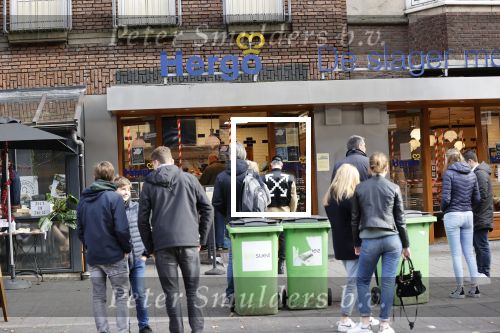 Amsterdam 5 november 2020
Hergo Beethovenstraat met publiek buiten wachtend vanwege corona