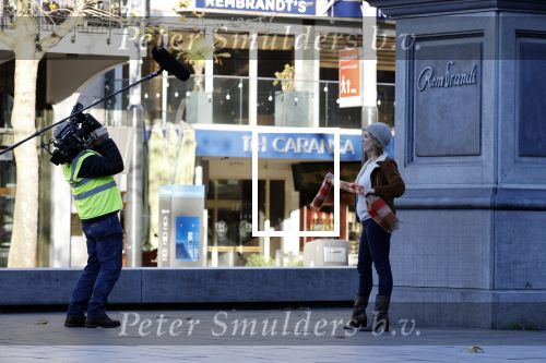 Amsterdam 18 november 2020
Opnames met ilse Warringa op het Rembrandtplein. Menno Kohler doet produktie . Zijn vrouw en zoontje komen even kijken .