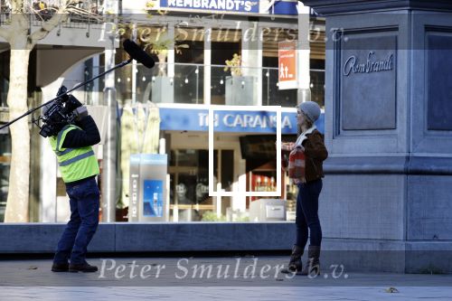 Amsterdam 18 november 2020
Opnames met ilse Warringa op het Rembrandtplein. Menno Kohler doet produktie . Zijn vrouw en zoontje komen even kijken .