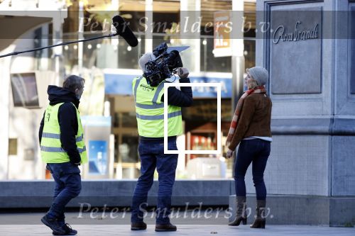 Amsterdam 18 november 2020
Opnames met ilse Warringa op het Rembrandtplein. Menno Kohler doet produktie . Zijn vrouw en zoontje komen even kijken .
