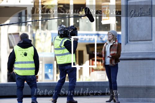 Amsterdam 18 november 2020
Opnames met ilse Warringa op het Rembrandtplein. Menno Kohler doet produktie . Zijn vrouw en zoontje komen even kijken .