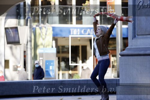 Amsterdam 18 november 2020
Opnames met ilse Warringa op het Rembrandtplein. Menno Kohler doet produktie . Zijn vrouw en zoontje komen even kijken .