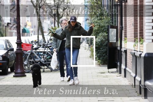 Amsterdam 18 december 2020
Iris Hond met haar hondje en Mischa v d Woesteine in Amsterdam zuid