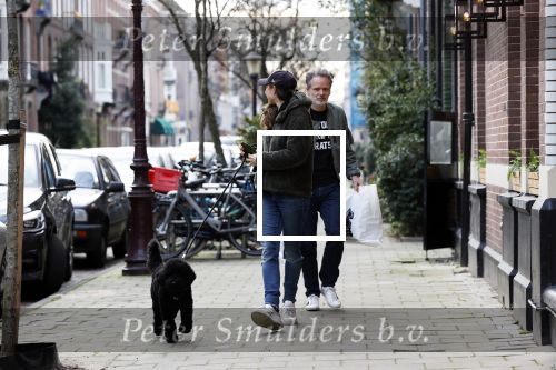 Amsterdam 18 december 2020
Iris Hond met haar hondje en Mischa v d Woesteine in Amsterdam zuid