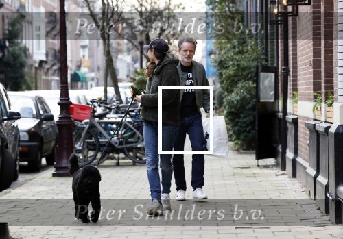 Amsterdam 18 december 2020
Iris Hond met haar hondje en Mischa v d Woesteine in Amsterdam zuid