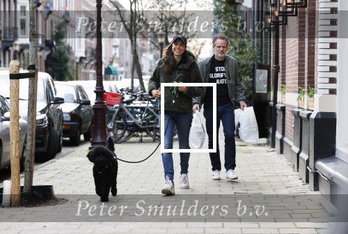 Amsterdam 18 december 2020
Iris Hond met haar hondje en Mischa v d Woesteine in Amsterdam zuid