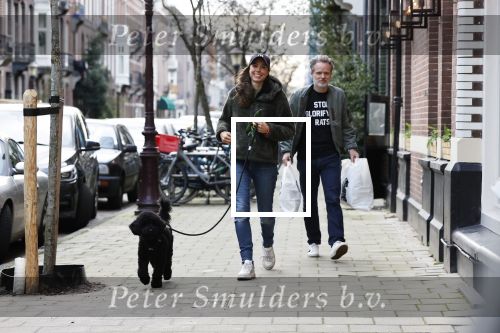 Amsterdam 18 december 2020
Iris Hond met haar hondje en Mischa v d Woesteine in Amsterdam zuid