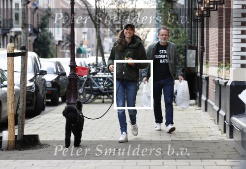 Amsterdam 18 december 2020
Iris Hond met haar hondje en Mischa v d Woesteine in Amsterdam zuid