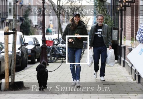 Amsterdam 18 december 2020
Iris Hond met haar hondje en Mischa v d Woesteine in Amsterdam zuid