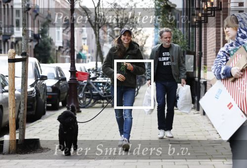 Amsterdam 18 december 2020
Iris Hond met haar hondje en Mischa v d Woesteine in Amsterdam zuid