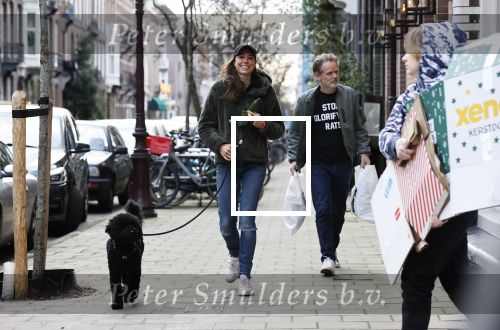 Amsterdam 18 december 2020
Iris Hond met haar hondje en Mischa v d Woesteine in Amsterdam zuid