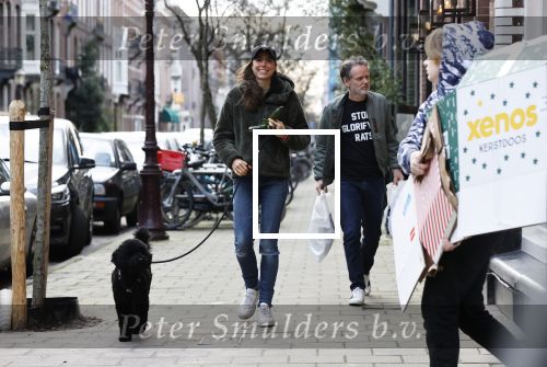 Amsterdam 18 december 2020
Iris Hond met haar hondje en Mischa v d Woesteine in Amsterdam zuid