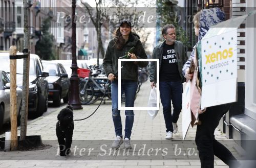 Amsterdam 18 december 2020
Iris Hond met haar hondje en Mischa v d Woesteine in Amsterdam zuid