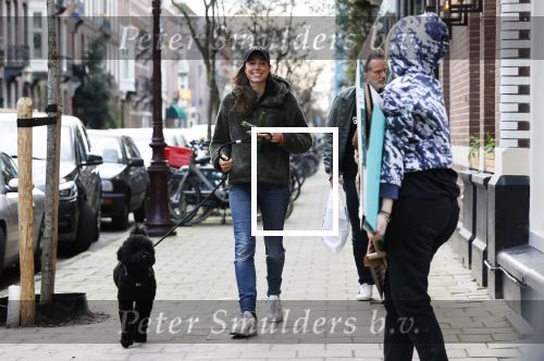 Amsterdam 18 december 2020
Iris Hond met haar hondje en Mischa v d Woesteine in Amsterdam zuid