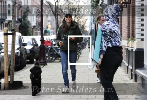 Amsterdam 18 december 2020
Iris Hond met haar hondje en Mischa v d Woesteine in Amsterdam zuid