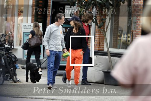 Amsterdam 22 juli 2020
Iris Hond met een kennis en haar hond in Amsterdam zuid.