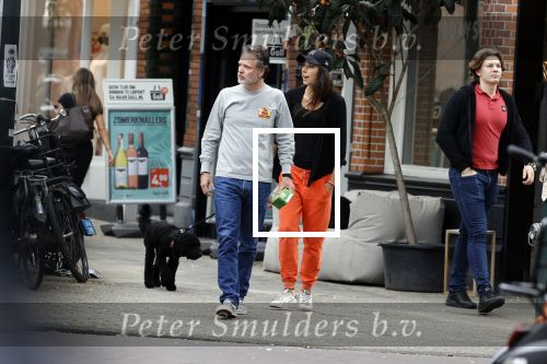 Amsterdam 22 juli 2020
Iris Hond met een kennis en haar hond in Amsterdam zuid.