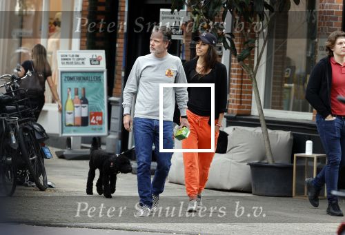 Amsterdam 22 juli 2020
Iris Hond met een kennis en haar hond in Amsterdam zuid.
