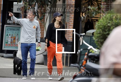 Amsterdam 22 juli 2020
Iris Hond met een kennis en haar hond in Amsterdam zuid.