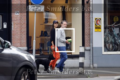 Amsterdam 22 juli 2020
Iris Hond met een kennis en haar hond in Amsterdam zuid.