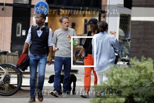 Amsterdam 22 juli 2020
Iris Hond met een kennis en haar hond in Amsterdam zuid.