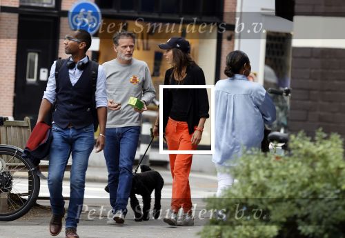 Amsterdam 22 juli 2020
Iris Hond met een kennis en haar hond in Amsterdam zuid.