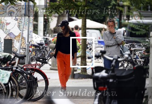 Amsterdam 22 juli 2020
Iris Hond met een kennis en haar hond in Amsterdam zuid.