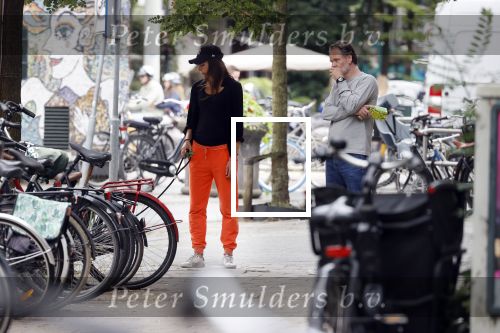 Amsterdam 22 juli 2020
Iris Hond met een kennis en haar hond in Amsterdam zuid.