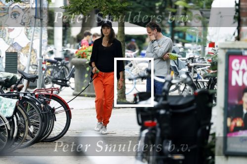 Amsterdam 22 juli 2020
Iris Hond met een kennis en haar hond in Amsterdam zuid.