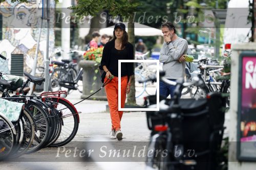 Amsterdam 22 juli 2020
Iris Hond met een kennis en haar hond in Amsterdam zuid.