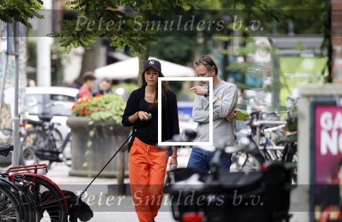 Amsterdam 22 juli 2020
Iris Hond met een kennis en haar hond in Amsterdam zuid.