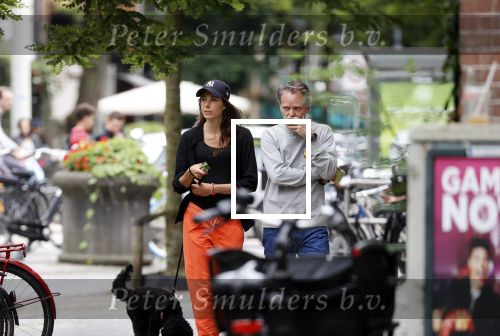 Amsterdam 22 juli 2020
Iris Hond met een kennis en haar hond in Amsterdam zuid.