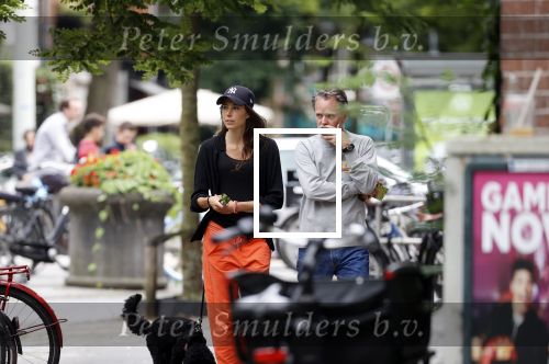 Amsterdam 22 juli 2020
Iris Hond met een kennis en haar hond in Amsterdam zuid.