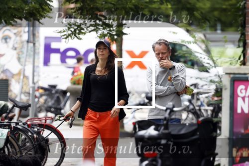 Amsterdam 22 juli 2020
Iris Hond met een kennis en haar hond in Amsterdam zuid.