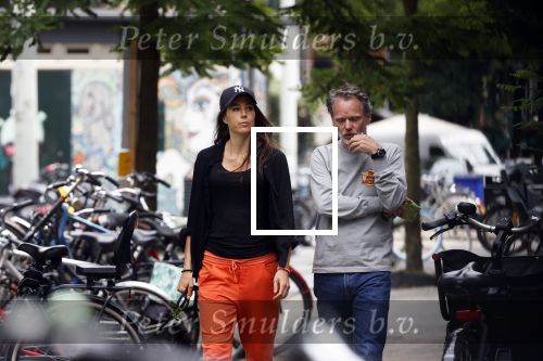Amsterdam 22 juli 2020
Iris Hond met een kennis en haar hond in Amsterdam zuid.