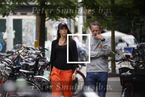 Amsterdam 22 juli 2020
Iris Hond met een kennis en haar hond in Amsterdam zuid.