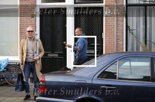 Den Haag 28 november 2020
Rogier Smit komt aanlopen met zijn hond bij zijn huis . Jeffrey Lake is bij hem aan het klussen
