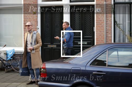 Den Haag 28 november 2020
Rogier Smit komt aanlopen met zijn hond bij zijn huis . Jeffrey Lake is bij hem aan het klussen