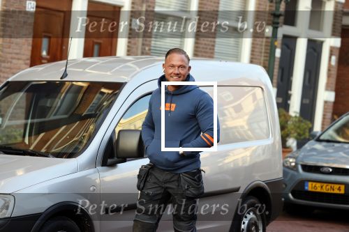 Den Haag 28 november 2020
Rogier Smit komt aanlopen met zijn hond bij zijn huis . Jeffrey Lake is bij hem aan het klussen