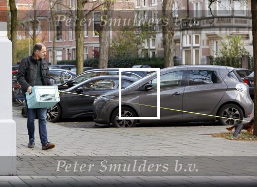 Amsterdam 22 november 2020
Johan Neijenhuis met zijn hondje en een bak vol lege flessen in Amsterdam zuid