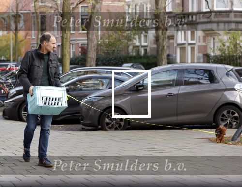 Amsterdam 22 november 2020
Johan Neijenhuis met zijn hondje en een bak vol lege flessen in Amsterdam zuid