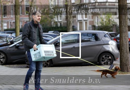 Amsterdam 22 november 2020
Johan Neijenhuis met zijn hondje en een bak vol lege flessen in Amsterdam zuid
