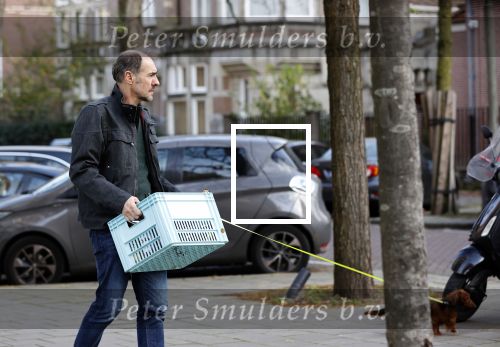 Amsterdam 22 november 2020
Johan Neijenhuis met zijn hondje en een bak vol lege flessen in Amsterdam zuid