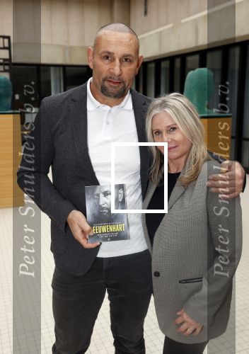 Amsterdam 13 november 2020
Joop Kasteel met zijn vrouw in het AMC met de doktoren die hem behandeld hebben .