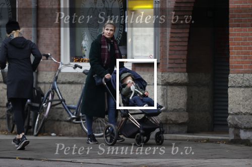 Amsterdam 2 december 2020
Kimberly Klaver met zoontje aan de wandel.