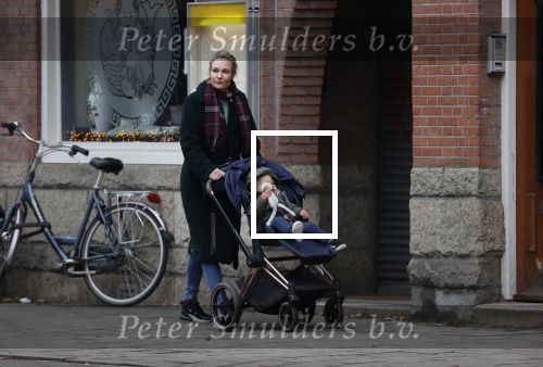 Amsterdam 2 december 2020
Kimberly Klaver met zoontje aan de wandel.