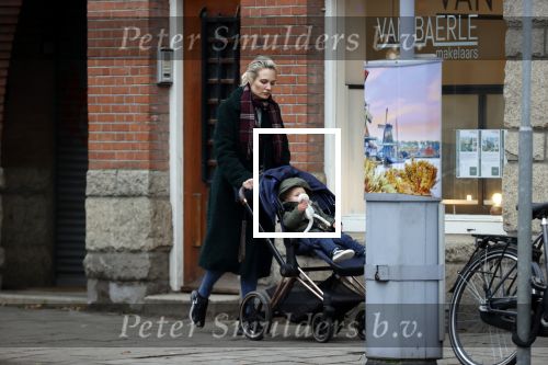 Amsterdam 2 december 2020
Kimberly Klaver met zoontje aan de wandel.