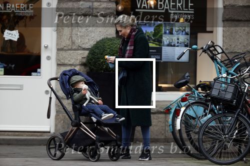 Amsterdam 2 december 2020
Kimberly Klaver met zoontje aan de wandel.